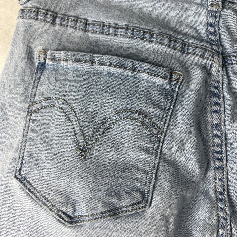 Levi's Womens Classic Shorts Size W28 Mid Rise Denim Red Tag Light Blue‎ D22